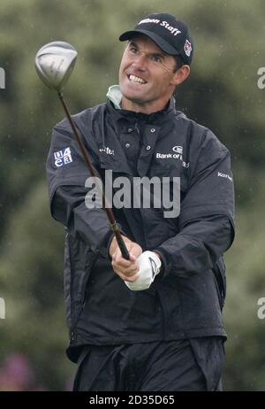 Padraig Harrington, de la République d'Irlande, sur le 2e tee lors de la première manche du Championnat d'Open au Royal Birkdale Golf Club, Southport. Banque D'Images