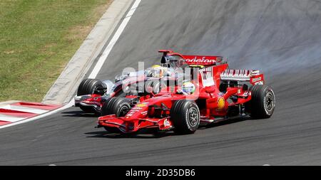 Lewis Hamilton, en Grande-Bretagne, est battu au premier virage par Felipe Massa, au Brésil, lors du Grand Prix de Hongrie à Budapest, en Hongrie. Banque D'Images