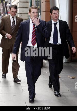 L'entraîneur Aidan O'Brien (à gauche) et les jockeys Johnny Murtagh et Colm O'Donoghue (à droite) arrivent au siège de British Horse Racing à Londres. Banque D'Images