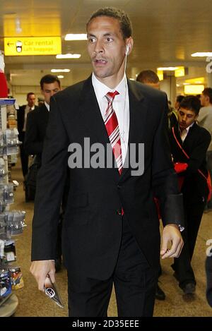 Le Rio Ferdinand de Manchester United arrive à l'aéroport de Glasgow. Banque D'Images