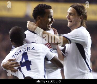 Tom Huddlestone de Tottenham Hotspur (au centre) célèbre son troisième but avec les coéquipiers Didier Zokora (à gauche) et Jonathan Woodgate (à droite). Banque D'Images