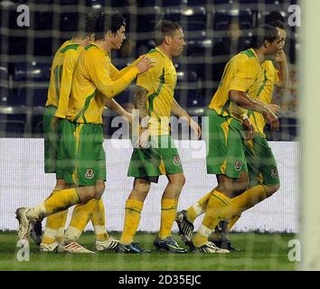 Le capitaine du pays de Galles Craig Bellamy (au centre) célèbre son but lors de l'International friendly au stade Bronby, au Danemark. Banque D'Images