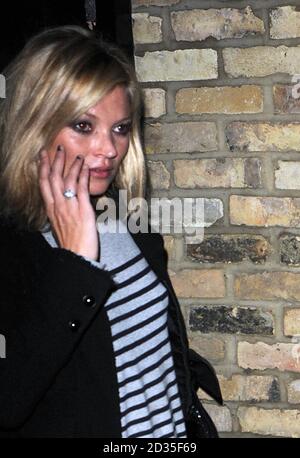 Kate Moss a repéré quittant sa maison à St. Johns Wood, dans le nord de Londres. Banque D'Images