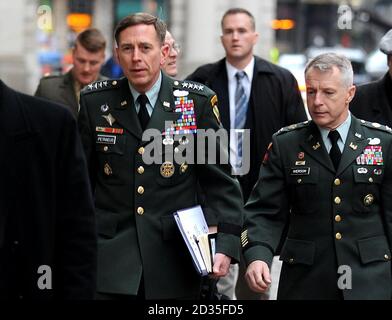 LE général AMÉRICAIN David Petraeus (à gauche) arrive au Bureau des Affaires étrangères et du Commonwealth de Londres. Banque D'Images