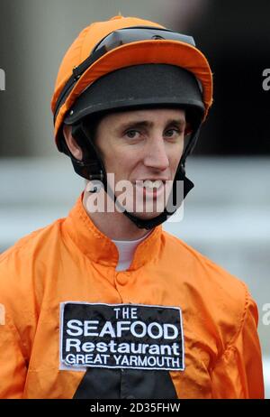 Jockey George Baker avant de monter à Premio Loco dans les piquets Ladybird (classe 1) à l'hippodrome de Kempton Park, Surrey Banque D'Images