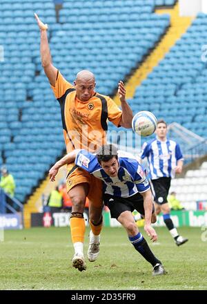 Chris Iwelumo (à gauche) de Wolverhampton Wanderers et Richard Wood de Sheffield Wednesday (à droite) en action Banque D'Images