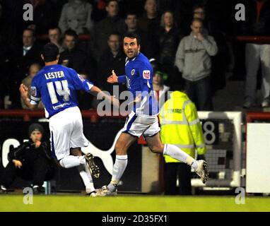 Martin Gritton de Chesterfield célèbre son premier but du match avec son coéquipier Jack Lester (à gauche) lors du match Coca-Cola League Two à Griffin Park, Brentford. Banque D'Images