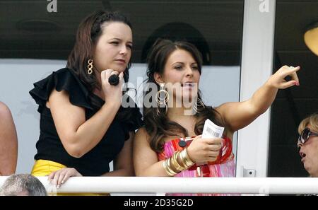 Coleen Rooney (à droite) pendant le deuxième jour de la grande rencontre nationale de John Smith à l'hippodrome d'Aintree. Banque D'Images