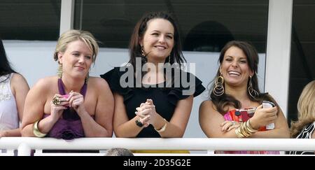 Coleen Rooney (à droite) pendant le deuxième jour de la grande rencontre nationale de John Smith à l'hippodrome d'Aintree. Banque D'Images