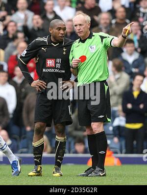 L'arbitre Peter Walton (à droite) pointe vers les dug-outs après Il montre la carte rouge Wilson Palacios (à gauche) de Tottenham Hotspur pour une deuxième infraction réservable Banque D'Images