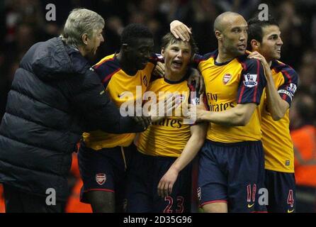 Andrey Arshavin d'Arsenal célèbre son tour de chapeau avec ses coéquipiers et son Manager Arsene Wenger (à gauche) lors du match de la Barclays Premier League au stade Anfield, à Liverpool. Banque D'Images