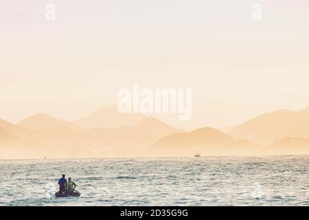 Bateau de pêche sur une baie d'eau calme, collines lointaines, lumière de l'aube, scène idyllique, Amérique du Sud Banque D'Images