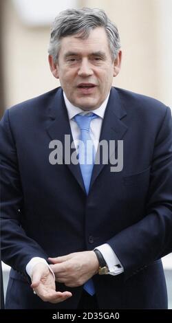 Le Premier ministre Gordon Brown arrive au Adam Smith College de Kirkcaldy, avant un discours de Kofi Annan explorant la perspective africaine de la crise économique. Banque D'Images