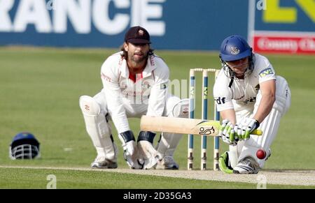 Luke Wright, de Sussex, a effectué un tir de balai lors du match de Liverpool Victoria County Championship au County Ground, Hove. Banque D'Images