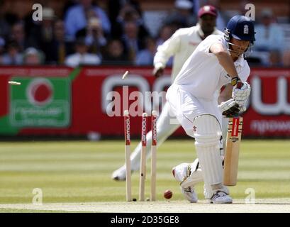 L'Alastair Cook d'Angleterre est sous le charme de Fidel Edwards des West Indies lors du premier match de npower Test au Lord's Cricket Ground, à Londres. Banque D'Images