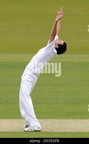 Graham Onions, d'Angleterre, célèbre son cinquième cricket de la journée, Lionel Baker Out lbw pour 17, lors du premier match de npower Test au terrain de cricket de Lord's, Londres. Banque D'Images
