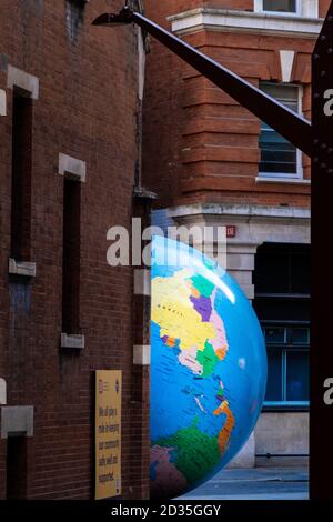 Londres, LSE, a vu le Swee Hock Student Centre, The World a retourné la sculpture de l'artiste lauréat du prix Turner Mark Wallinger, dévoilé 2019 Banque D'Images