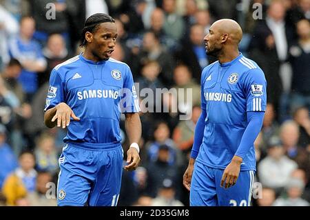 Nicolas Anelka (à droite) et Didier Drogba (à gauche) de Chelsea Banque D'Images