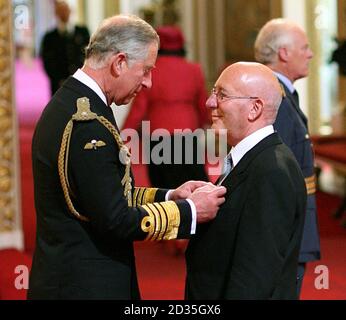 Keith Barwell, récemment président de West Northamptonshire Development Corporation, reçoit une MBE pour les services aux gouvernements locaux du Prince de Galles, lors de la cérémonie d'investiture à Buckingham Palace. Banque D'Images