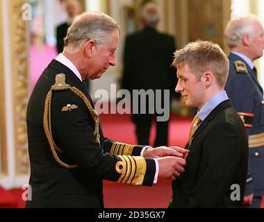Le cycliste médaillé olympique Jason Kenny reçoit son MBE du Prince de Galles lors de la cérémonie d'investiture à Buckingham Palace. Banque D'Images