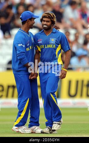 Lasith Malinga (à droite), au Sri Lanka, célèbre le bowling d'Andre Botha en Irlande lors du match des Super Eights Twenty20 de la CCI au Lord's, Londres. Banque D'Images