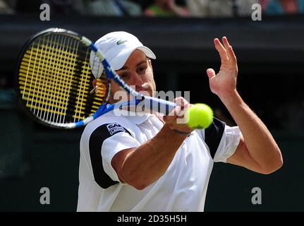 Andy Roddick des États-Unis en action contre Roger Federer de Suisse lors des championnats de Wimbledon au All England Lawn tennis and Croquet Club, Wimbledon, Londres. Banque D'Images