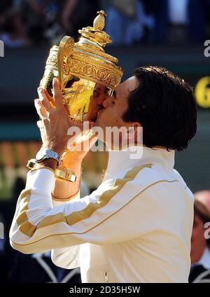 Roger Federer, de Suisse, embrasse son trophée après avoir remporté la finale des hommes lors des championnats de Wimbledon au All England Lawn tennis and Croquet Club, Wimbledon, Londres. Banque D'Images