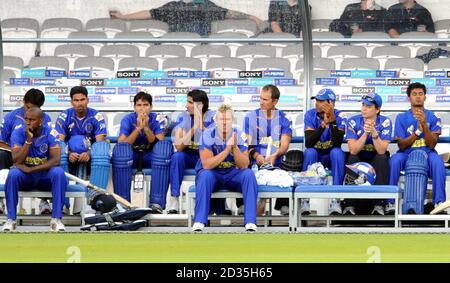 Le capitaine de Rajasthan Royals Shane Warne (au centre) pendant le match de Twenty20 à Lord's, Londres. Banque D'Images
