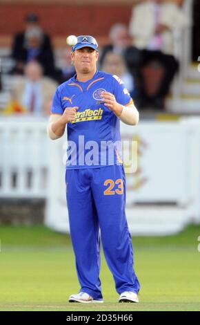 Le capitaine Shane Warne du Rajasthan Royals en action pendant le match de Twenty20 à Lord's, Londres. Banque D'Images