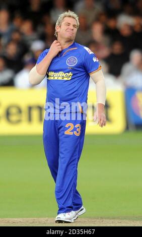 Le capitaine Shane Warne, Rajasthan Royals, réagit pendant le match de Twenty20 à Lord's, Londres. Banque D'Images