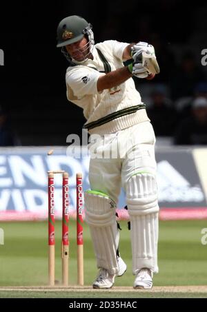 Le capitaine australien Ricky Ponting est sous le charme de Stuart Broad, en Angleterre, au cours du quatrième jour du deuxième match du npower Test à Lord's, Londres. Banque D'Images