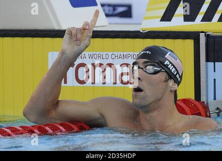 Michael Phelps, des États-Unis, remporte la finale masculine de 200 m aux Championnats du monde de natation de la FINA à Rome, en Italie. Banque D'Images