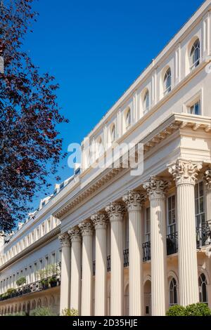 Londres, Camden, Cumberland Terrace: Une rue exclusive de maisons mitoyennes de luxe en terrasses au large de Regent's Park, par l'architecte royal John Nash Banque D'Images