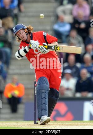 Les chauves-souris Ryan Sidebottom en Angleterre lors de la série NatWest Third One Day International au Rose Bowl, Southampton. Banque D'Images