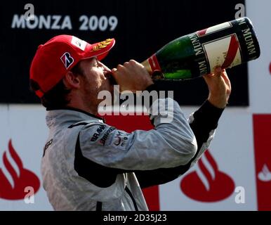 Jenson Button, pilote de Brawn GP, célèbre sa deuxième place au Grand Prix d'Italie sur le circuit de Monza, en Italie. Banque D'Images
