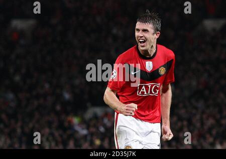 Michael Carrick, de Manchester United, célèbre le deuxième but du match de la Ligue des champions de l'UEFA à Old Trafford, Manchester. Banque D'Images