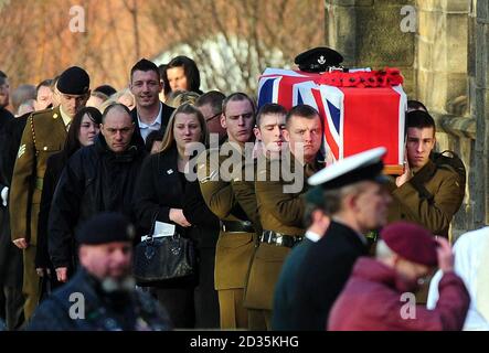 Lorna Roney (sac à main) suit le cercueil de son mari le caporal Christopher Roney, 23 ans, lors de ses funérailles à l'église Sainte-Trinité de Southwick, Sunderland. Le soldat du 3e Bataillon, The Rifles, est décédé le 22 décembre de blessures subies la veille à Sangin, dans le nord de la Helmand, en Afghanistan. Banque D'Images