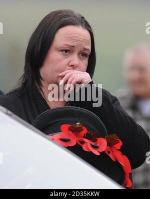 La veuve du caporal Lee Brownson, Leeanne, détient sa casquette et le cimetière de l'évêque d'Auckland de Poppy Wreath après avoir été mis au repos. Banque D'Images