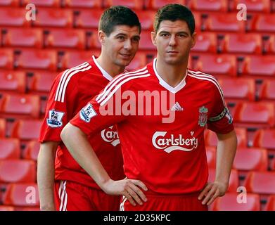 Le capitaine de Liverpool Steven Gerrard avec son travail à la cire double sur le terrain à Anfield. La figure est la dernière addition au musée de cire de Madame Tussauds à Londres. Banque D'Images