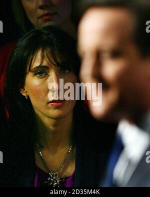 Samantha Cameron regarde son mari, le chef du Parti conservateur David Cameron, prononcer son discours au Forum du Printemps du Parti conservateur à Brighton, dans l'est du Sussex. Banque D'Images