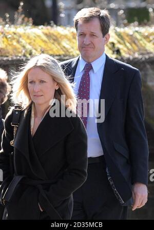 Alastair Campbell et son partenaire Fiona Millar arrivent aujourd'hui au crématorium Golders Green dans le nord de Londres pour assister aux funérailles de l'ancien chef travailliste Michael foot. Banque D'Images
