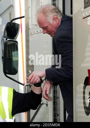 Bruce Jones, ancien acteur de la rue Coronation, arrive au tribunal de la Couronne de Mold où il a plaidé coupable à une conduite dangereuse. Banque D'Images