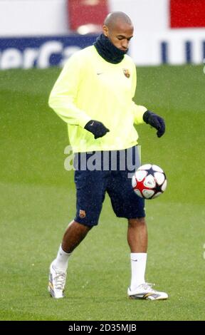 Thierry Henry de Barcelone pendant la session d'entraînement au stade Emirates, Londres. Banque D'Images