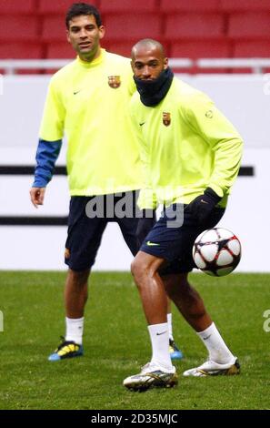 Thierry Henry (centre) de Barcelone lors de la session d'entraînement au stade Emirates, Londres. Banque D'Images