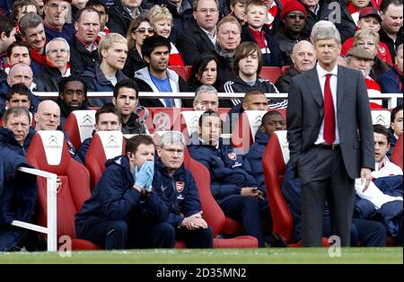 Francesc Fabregas d'Arsenal (à gauche) observe le jeu depuis les stands, derrière le directeur d'Arsenal Arsene Wenger (à droite) sur la ligne de touche Banque D'Images