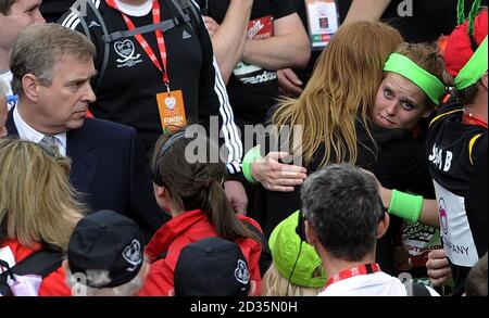 La princesse Beatrice (à droite) est embrasée par la duchesse de York alors que le prince Andrew (à gauche) regarde pendant le marathon de Virgin London en 2010, à Londres. Banque D'Images