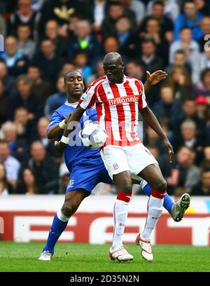 Sylvain Distin d'Everton (à gauche) et Mamady Sidibe de Stoke City (à droite) bataille pour le ballon Banque D'Images