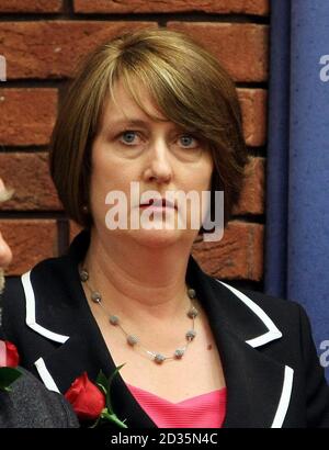 L'ancienne secrétaire d'État Jacqui Smith à son compte de circonscription à l'hôtel de ville de Redditch après qu'elle ait perdu son siège à l'élection générale de 2010 à la conservatrice Karen Lumley. Banque D'Images