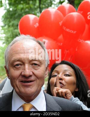 L'ancien maire de Londres Ken Livingstone à Croydon, Londres, alors qu'il lance sa candidature pour devenir le candidat travailliste à ce poste une fois de plus en 2012. Banque D'Images