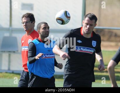 Aaron Lennon (centre) d'Angleterre lors de la première séance d'entraînement d'Angleterre au complexe sportif Royal Bafokeng, Rutenburg, Afrique du Sud. Banque D'Images